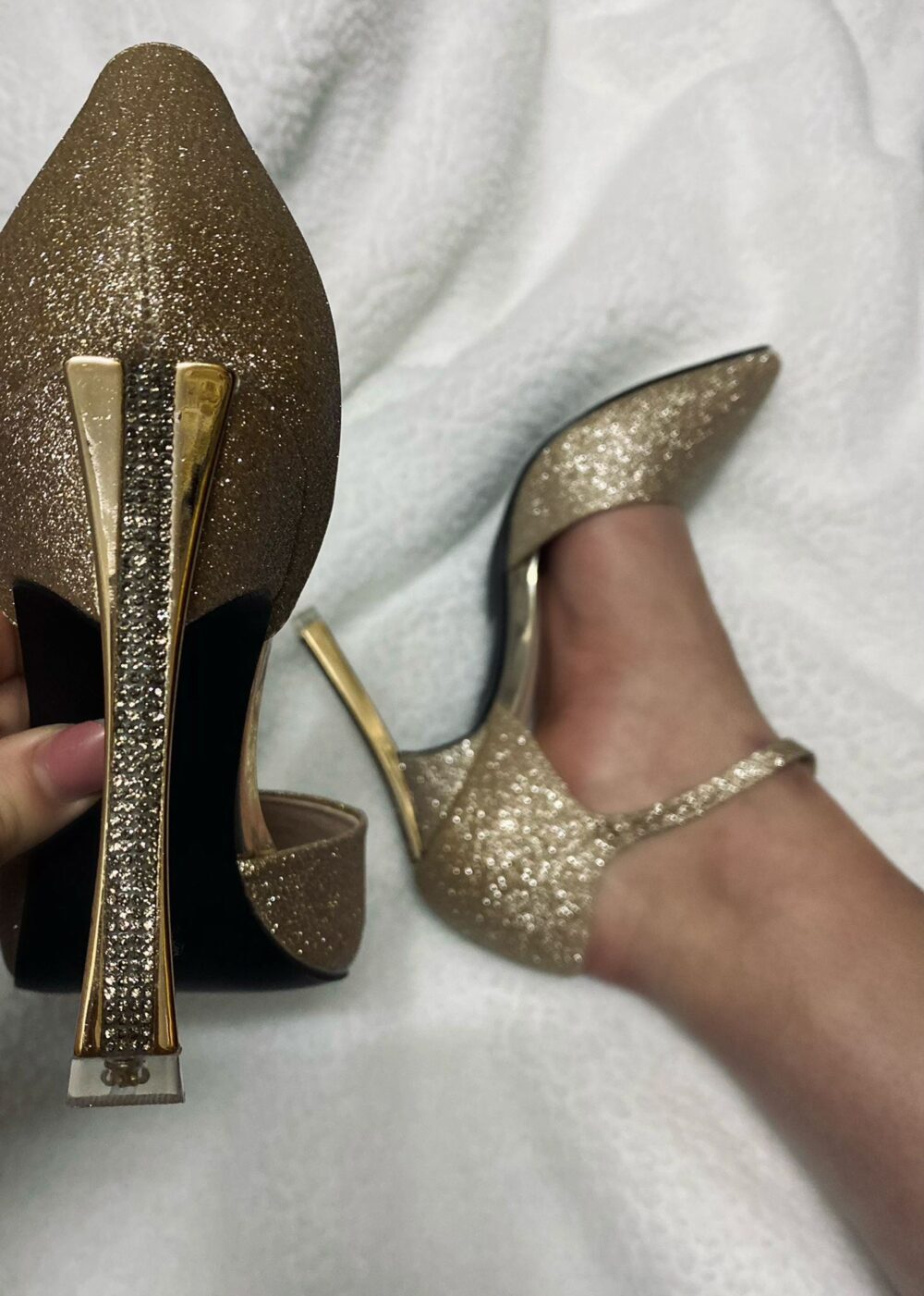 STILETTO  BRILLO 9CM Y MEDIO DE TACON DORADO