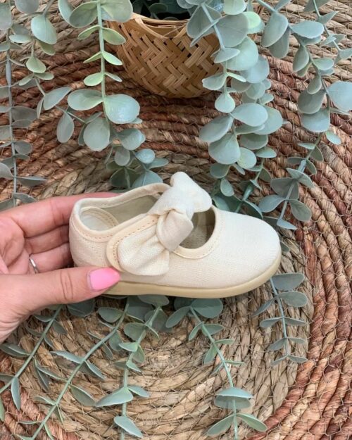 MERCEDITA LONA DE VELCRO CON LAZO DE NIÑA BEIGE