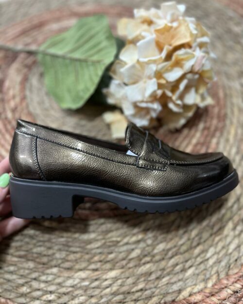 Mocasín confortable de charol taupe-VIRGINIA