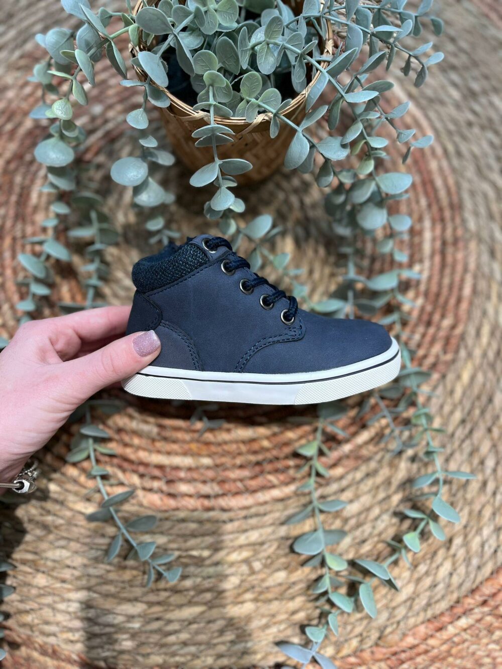Bota niño suela blanca cordones azul