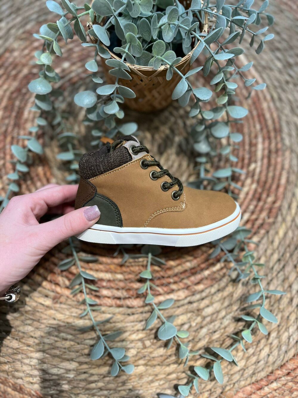 Bota niño suela blanca cordones camel