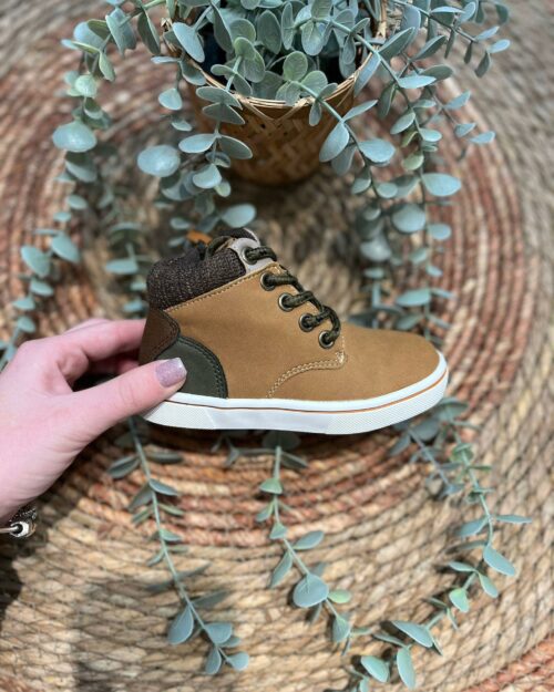 Bota niño suela blanca cordones camel