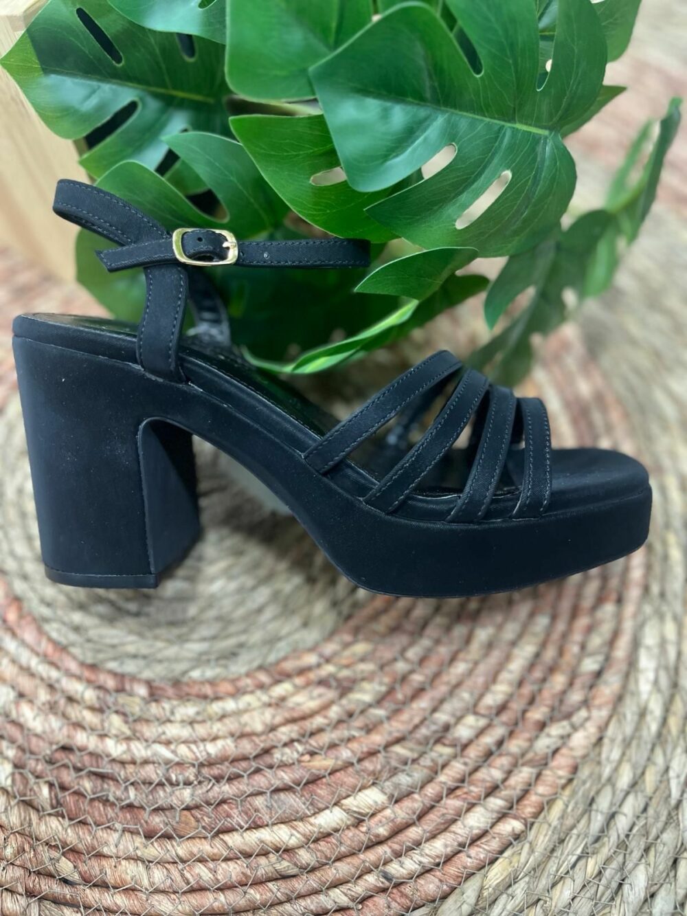 Tacon tiras desigual 9cm y medio de tacon negro- AURA