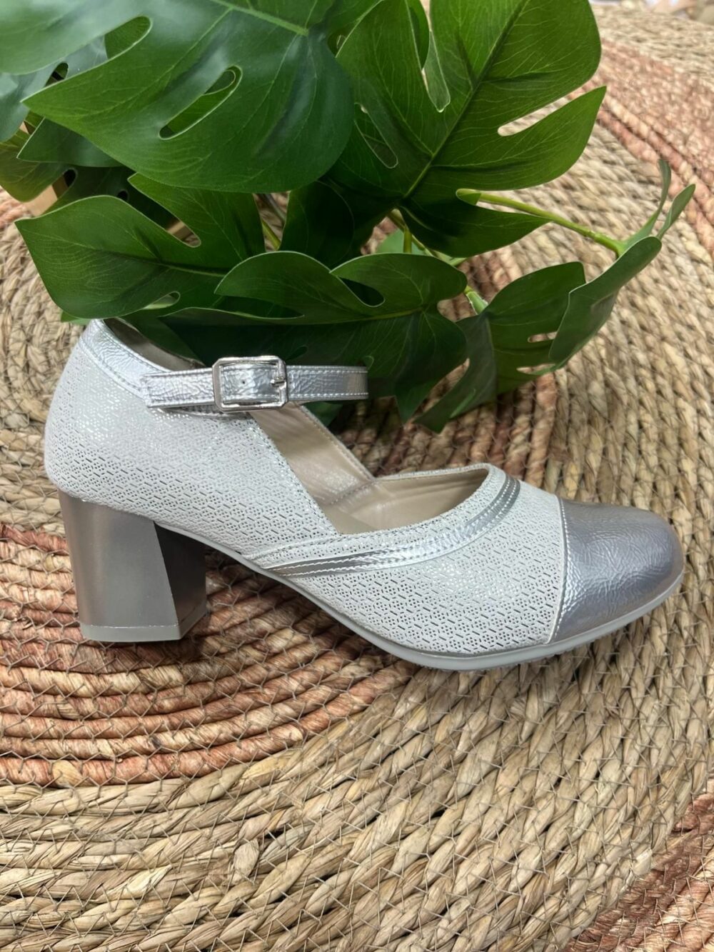 Calzado confortable con hebilla de 6cm de tacón plata