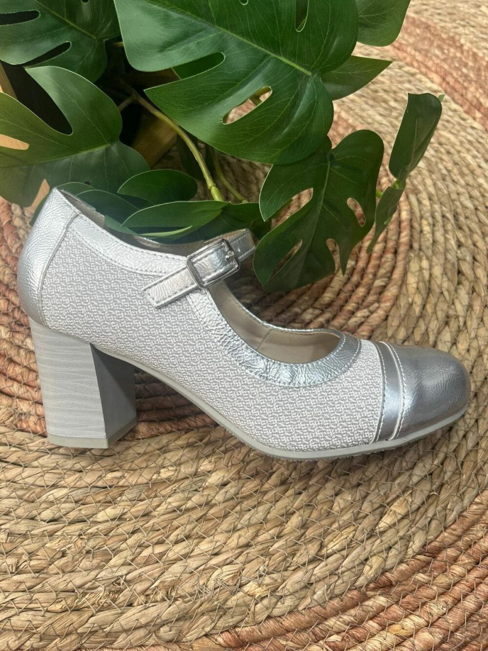 Calzado confortable con hebilla de 6cm y medio de tacón plata