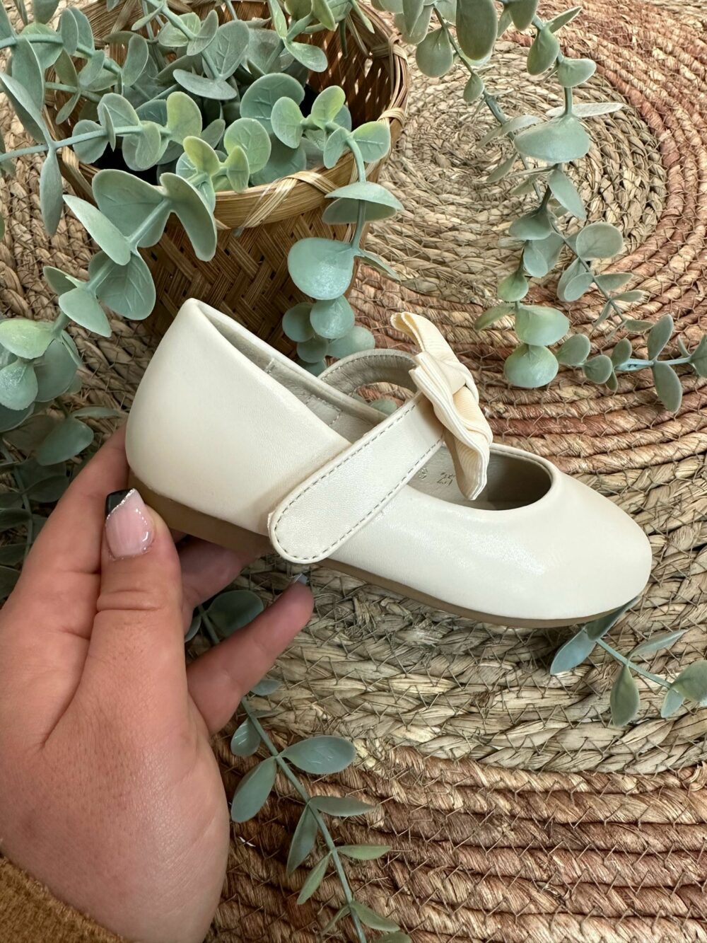 Manoletina de velcro y lazo beig
