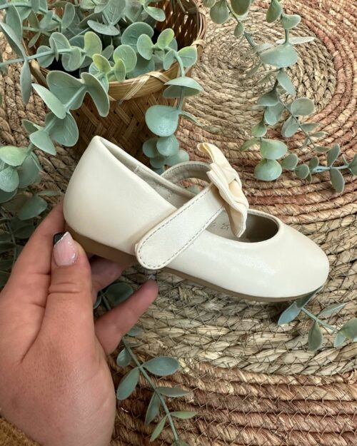 Manoletina de velcro y lazo beig