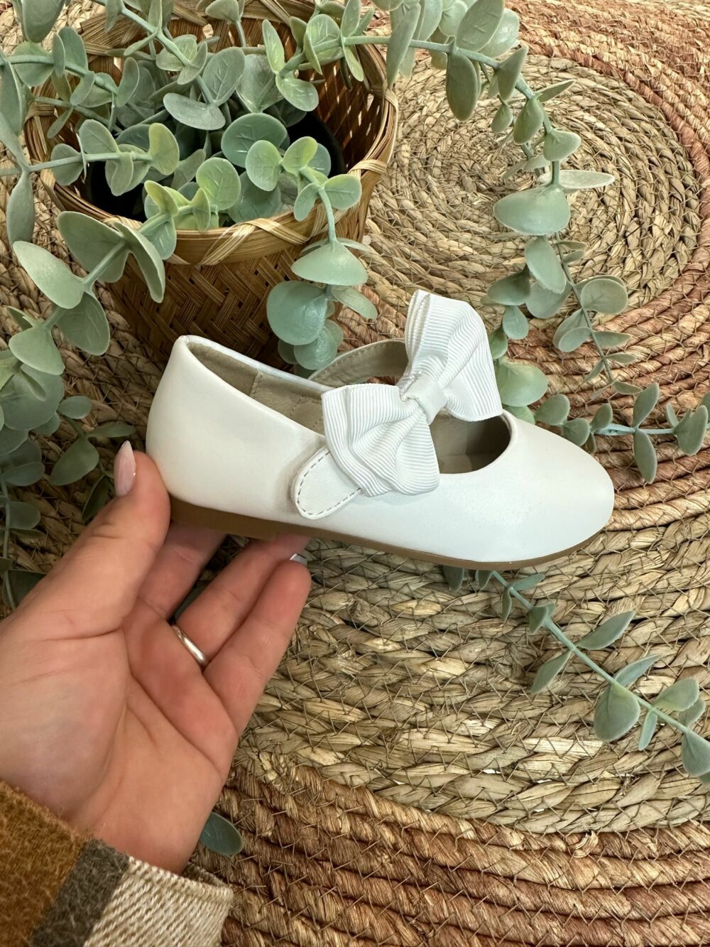 Manoletina de velcro y lazo blanco