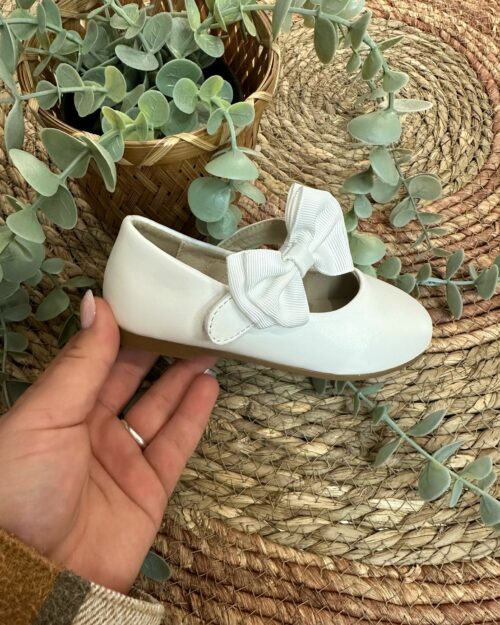 Manoletina de velcro y lazo blanco