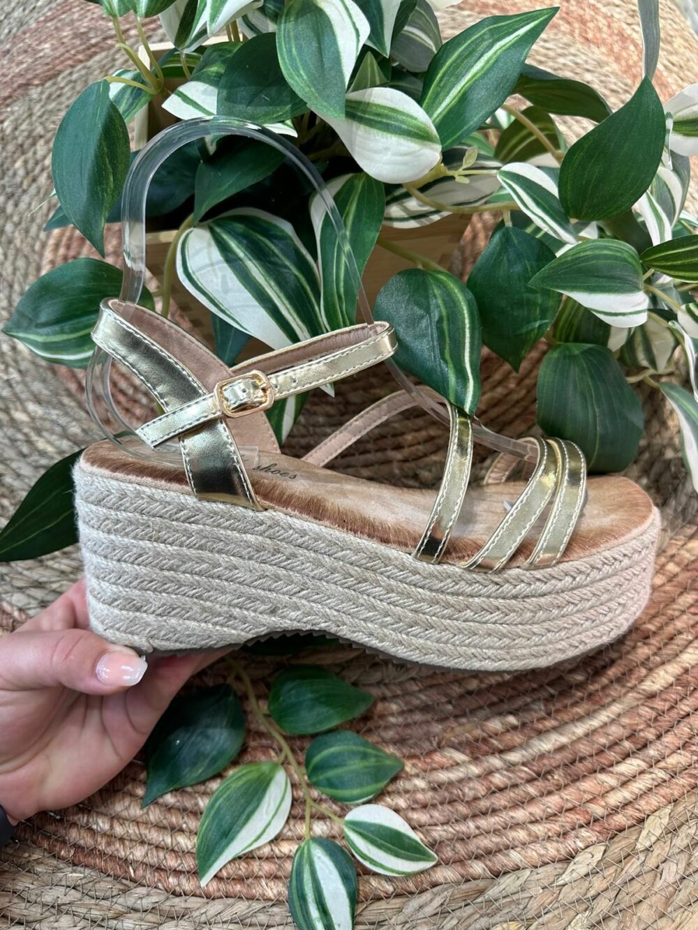 Sandalia de esparto con 2 tiras planas de 7cm de cuña dorado - MAR