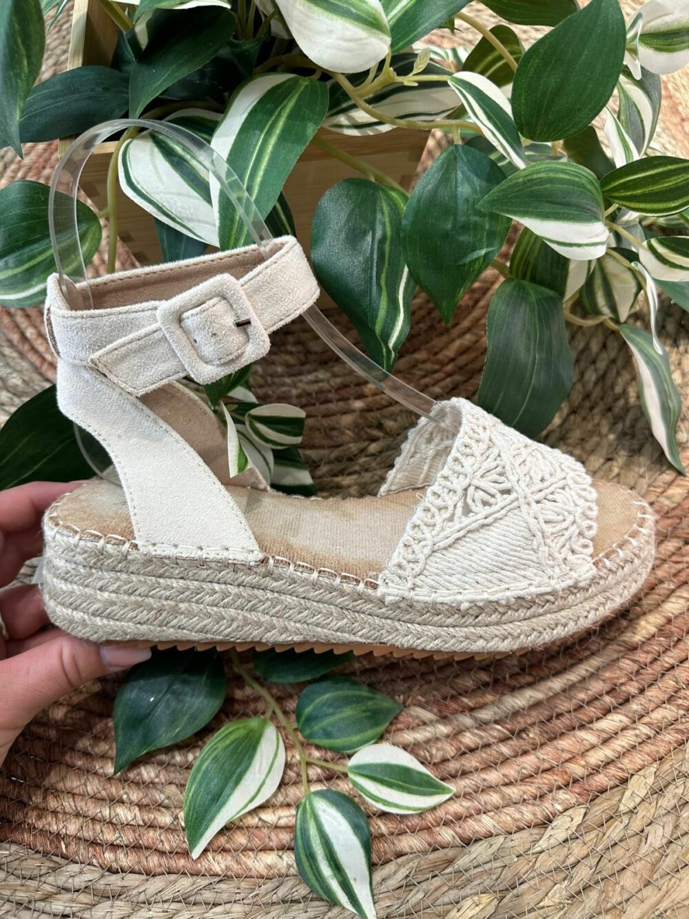 Sandalia de esparto plano de puntera abierta adornada beige - AGATHA