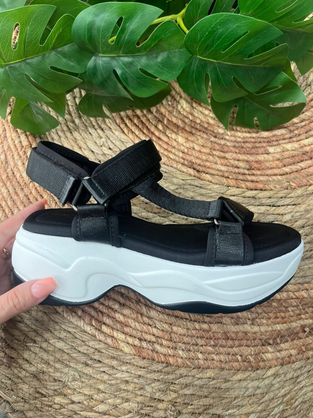 Sandalia deportiva con suela blanca de mujer negro