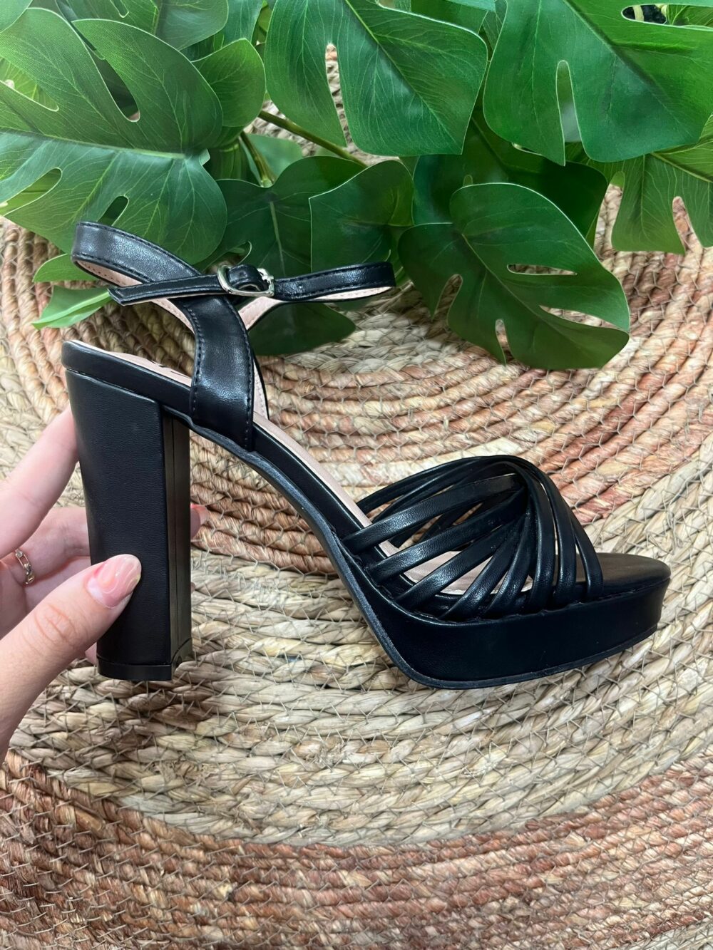 Tacón tiras cruzadas 11cm plataforma 2 cm negro- MARTINA