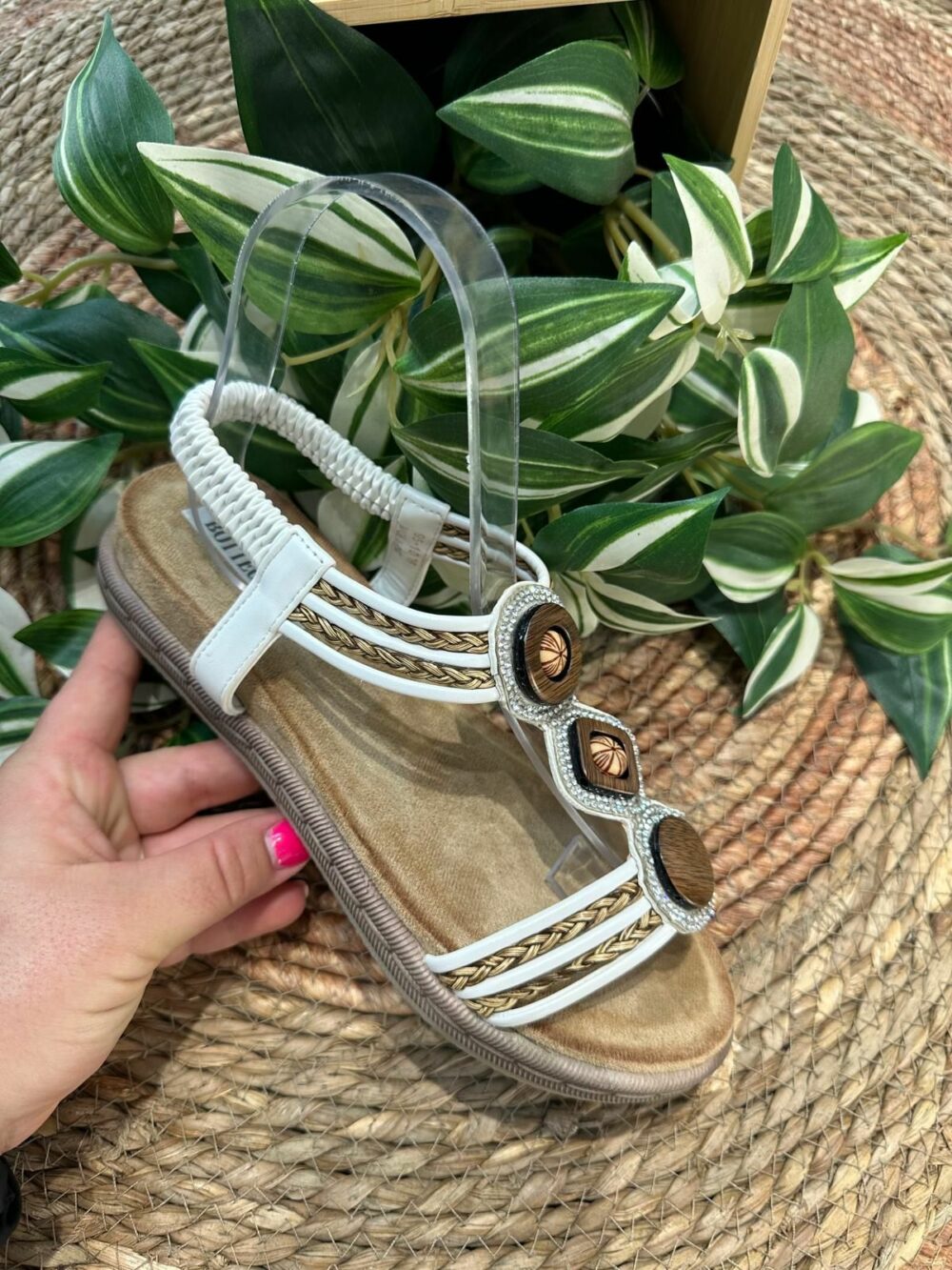 Sandalia de mujer con adornos de madera blanco