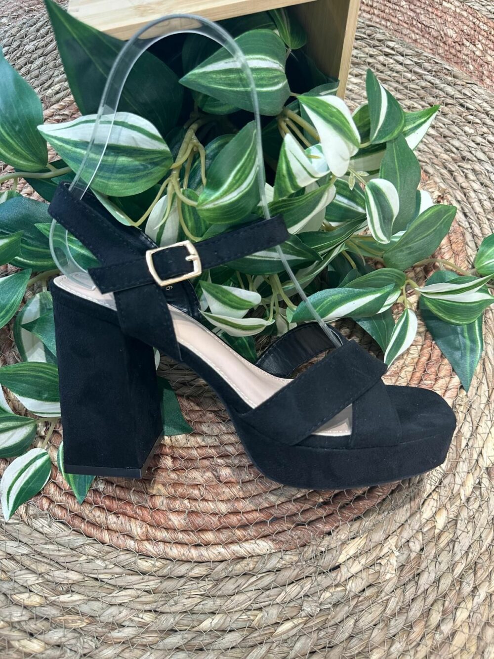 Tacón tiras cruzadas con 10 cm de tacón y 3cm de plataforma negro
