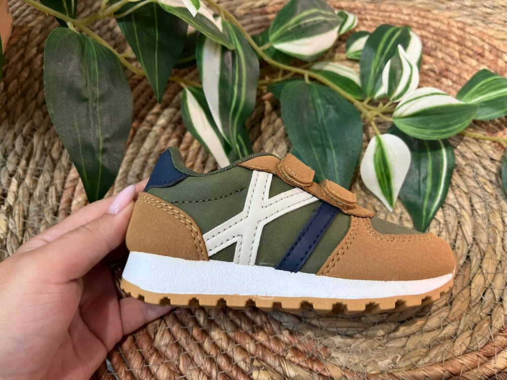 Deportiva de niño camel