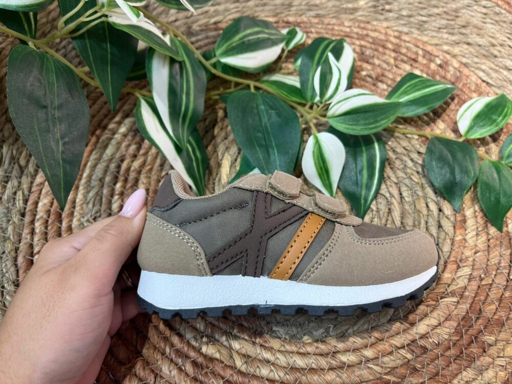Deportiva de niño beige