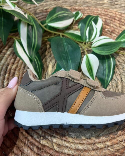 Deportiva de niño beige