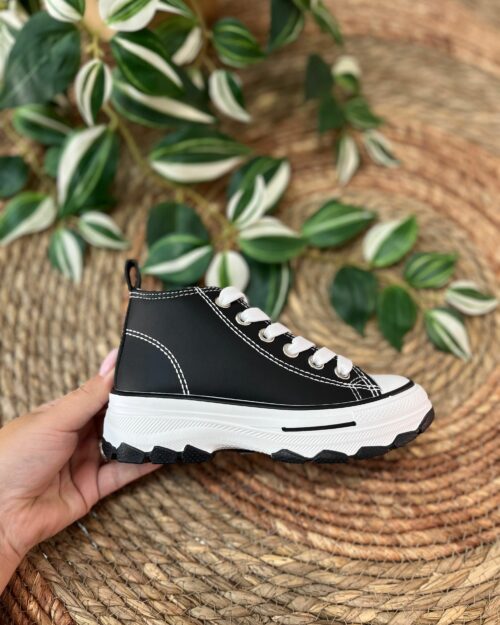 Bota deportiva de niña polipiel negro