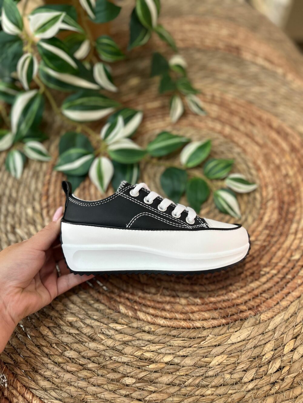 Deportiva de niña polipiel negro