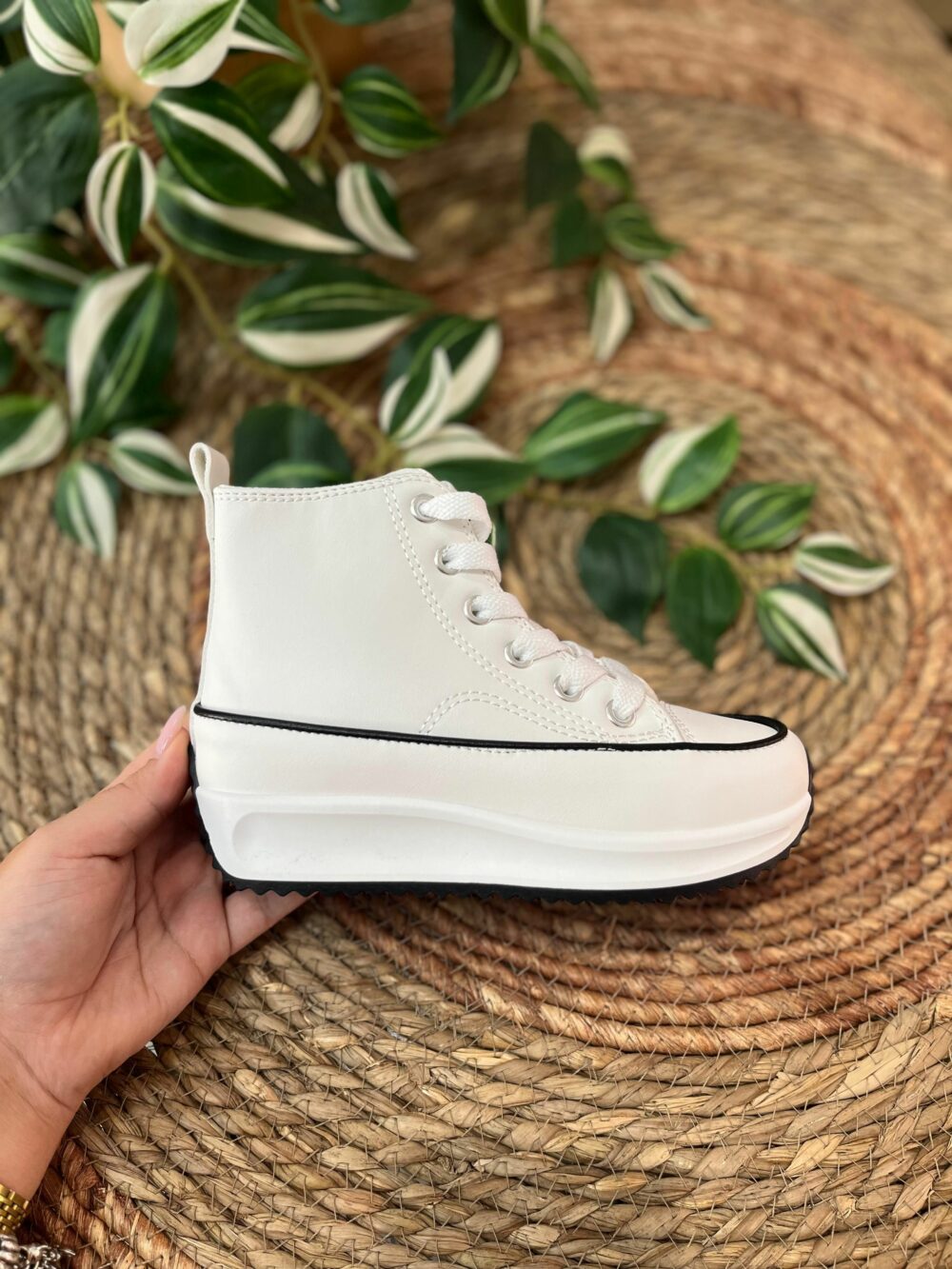 Bota deportiva polipiel de niña con doble suela blanco