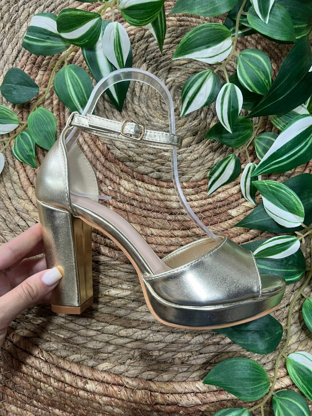 Tacón dorado de 9,5 cm de tacón con talón cerrado y tira ancha - VALENTINA