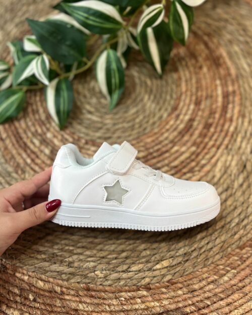 Deportiva blanca con luces en forma de estrella