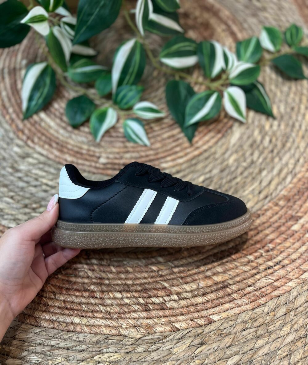 Deportiva unisex negra con lineas blancas