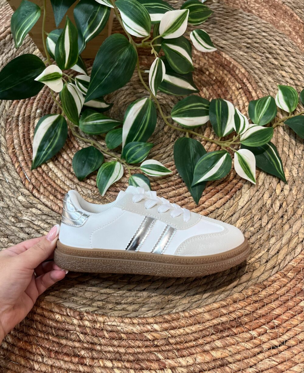 Deportiva de niña blanca con lineas plateadas