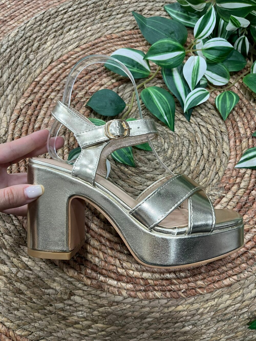 Tacón dorado de tiras cruzadas con 9cm de tacón y 3 cm de plataforma- FABIANA