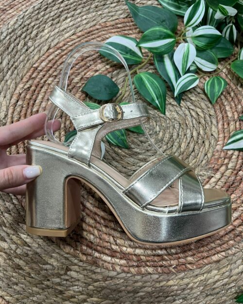 Tacón dorado de tiras cruzadas con 9cm de tacón y 3 cm de plataforma- FABIANA