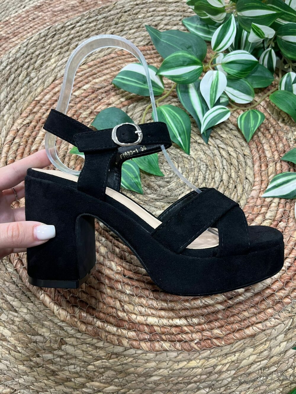 Tacón negro de tiras cruzadas con 9cm de tacón y 3 cm de plataforma- FABIANA