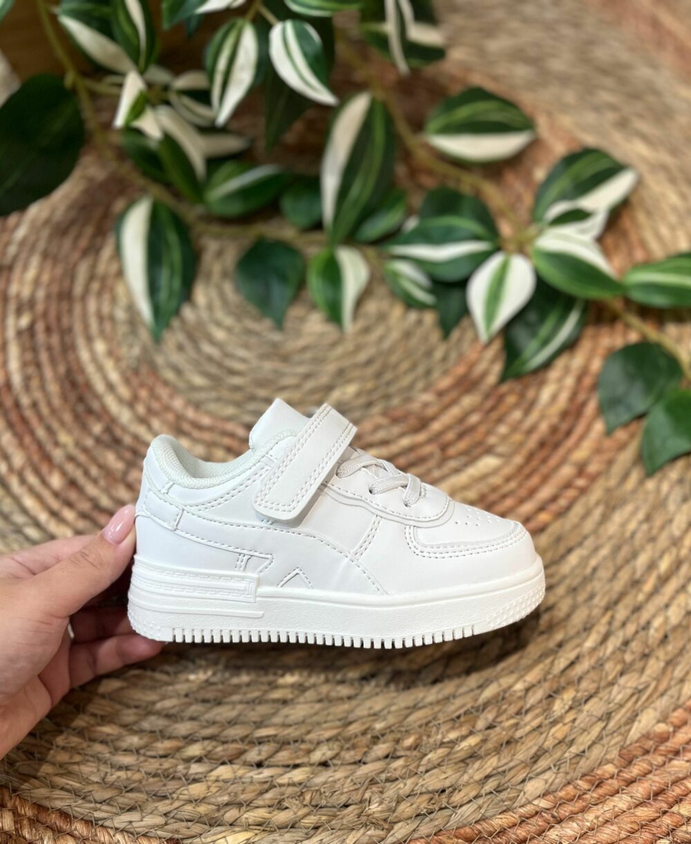 Deportiva blanca unisex con falso cordón y velcro