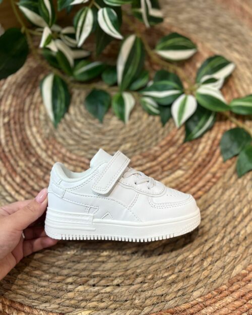 Deportiva blanca unisex con falso cordón y velcro