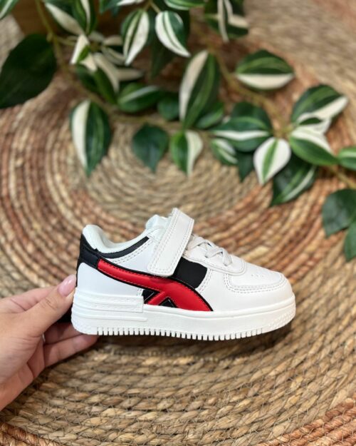 Deportiva blanca con lineas negras y rojas de niño con falso cordón y velcro