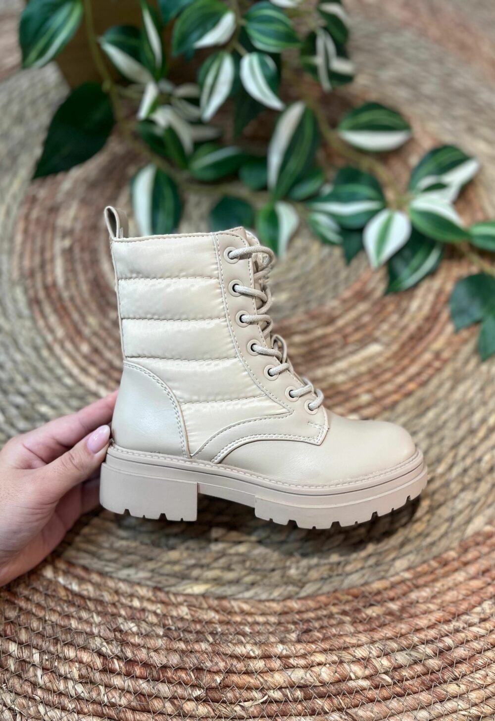 Bota militar acolchada con cordones de niña beige