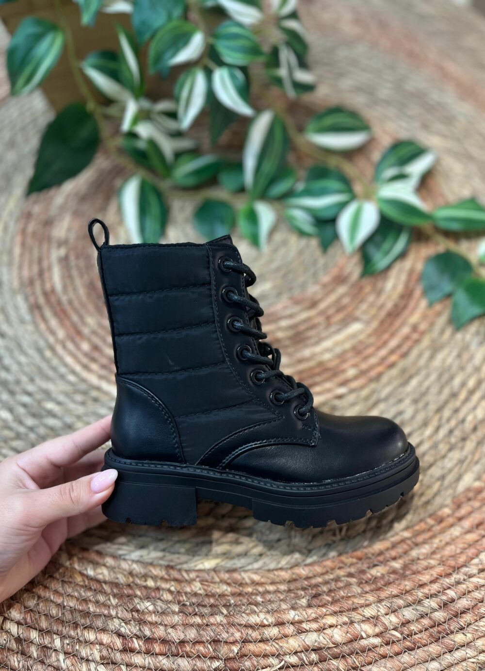 Bota militar acolchada con cordones de niña negro
