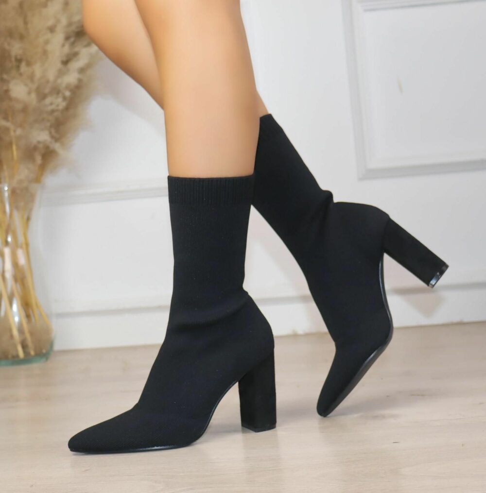 Bota calcetin negra con puntera de pico y 9cm de tacón- AMIRA
