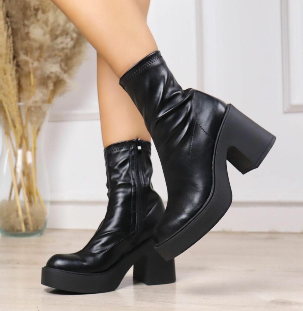 Bota negra polipiel con 9cm de tacón y 3cm de plataforma- ABRIL