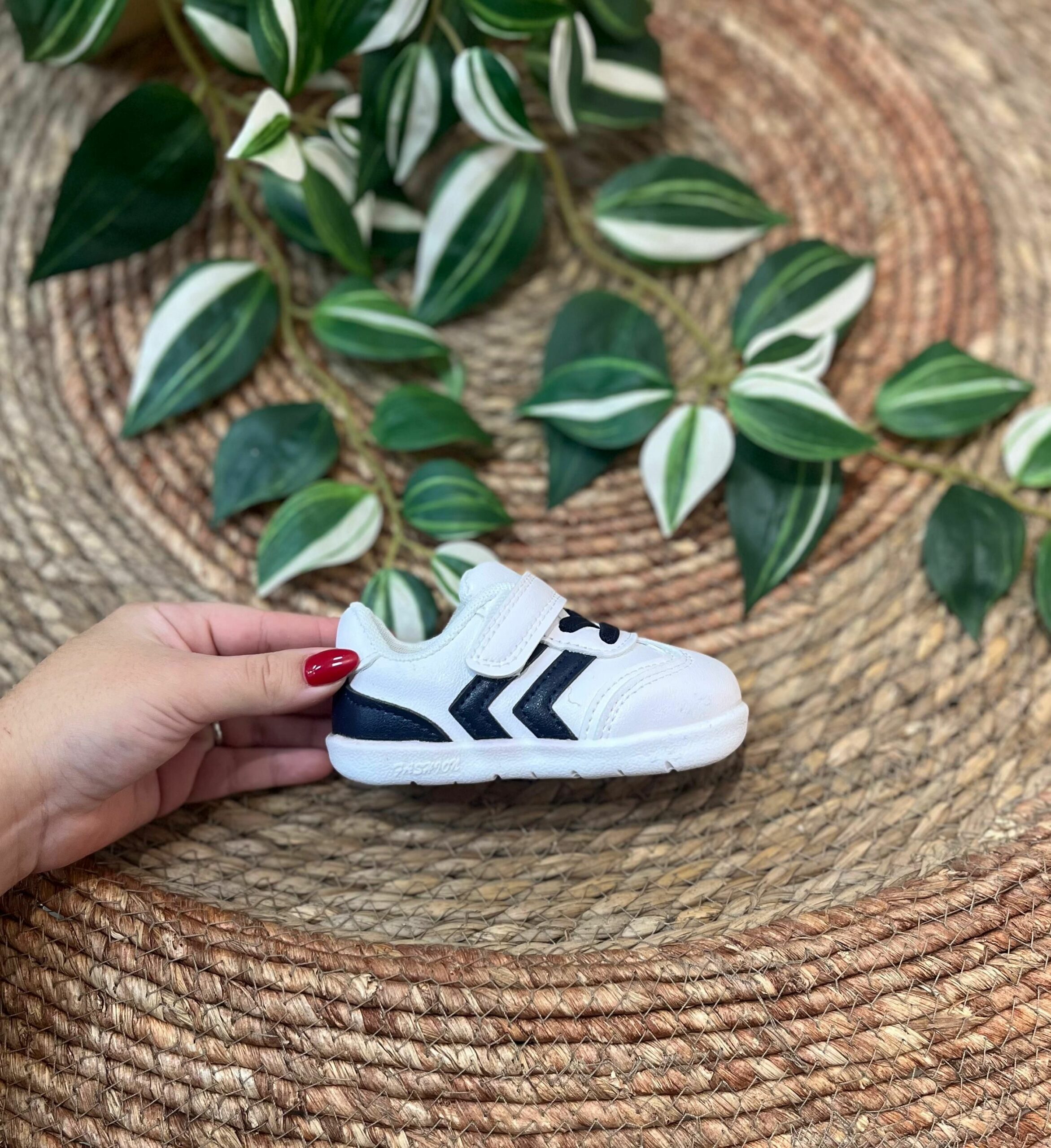 Deportiva de niño blanca con rayas azul lateral con velcro y falso cordón