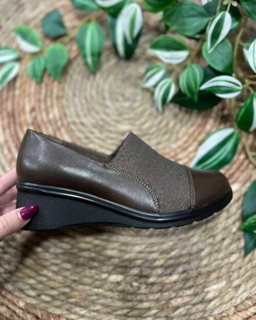 Calzado confortable marrón polipiel y brillo- MARA