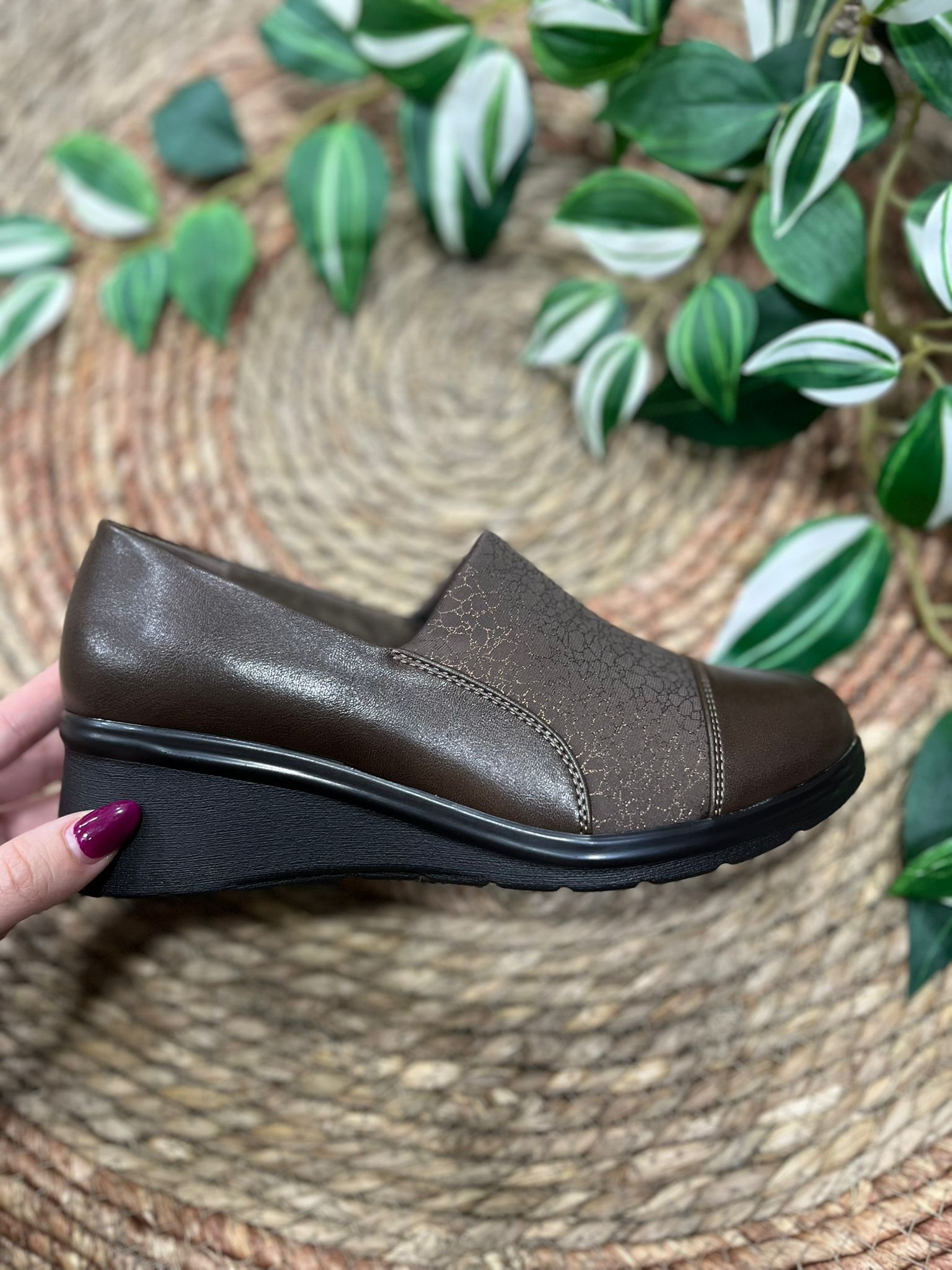 Calzado confortable marrón polipiel y brillo- MARA