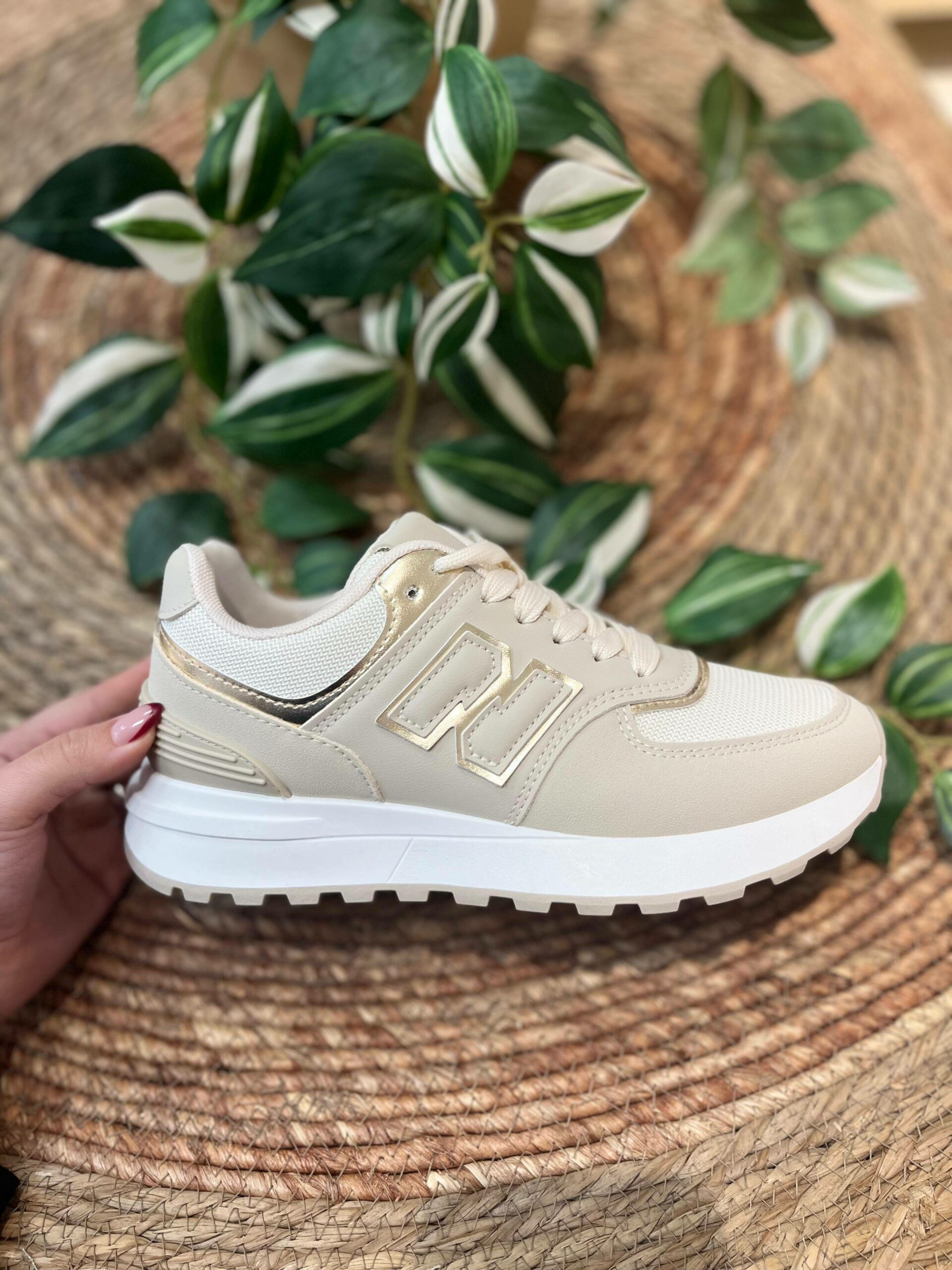 Deportiva de mujer beige y dorada con N lateral- CARLOTA