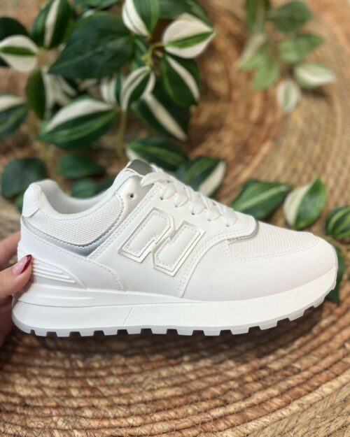 Deportiva de mujer blanca y plata con N lateral- CARLOTA
