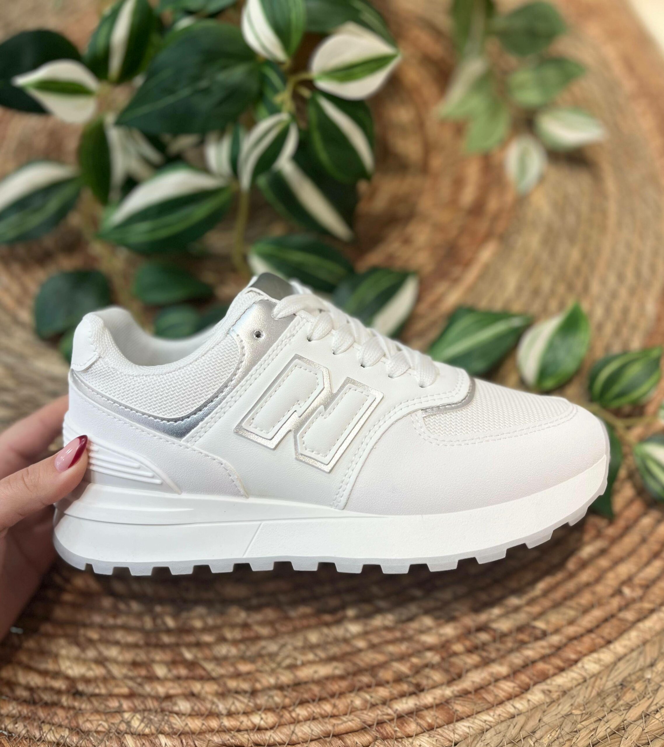 Deportiva de mujer blanca y plata con N lateral- CARLOTA