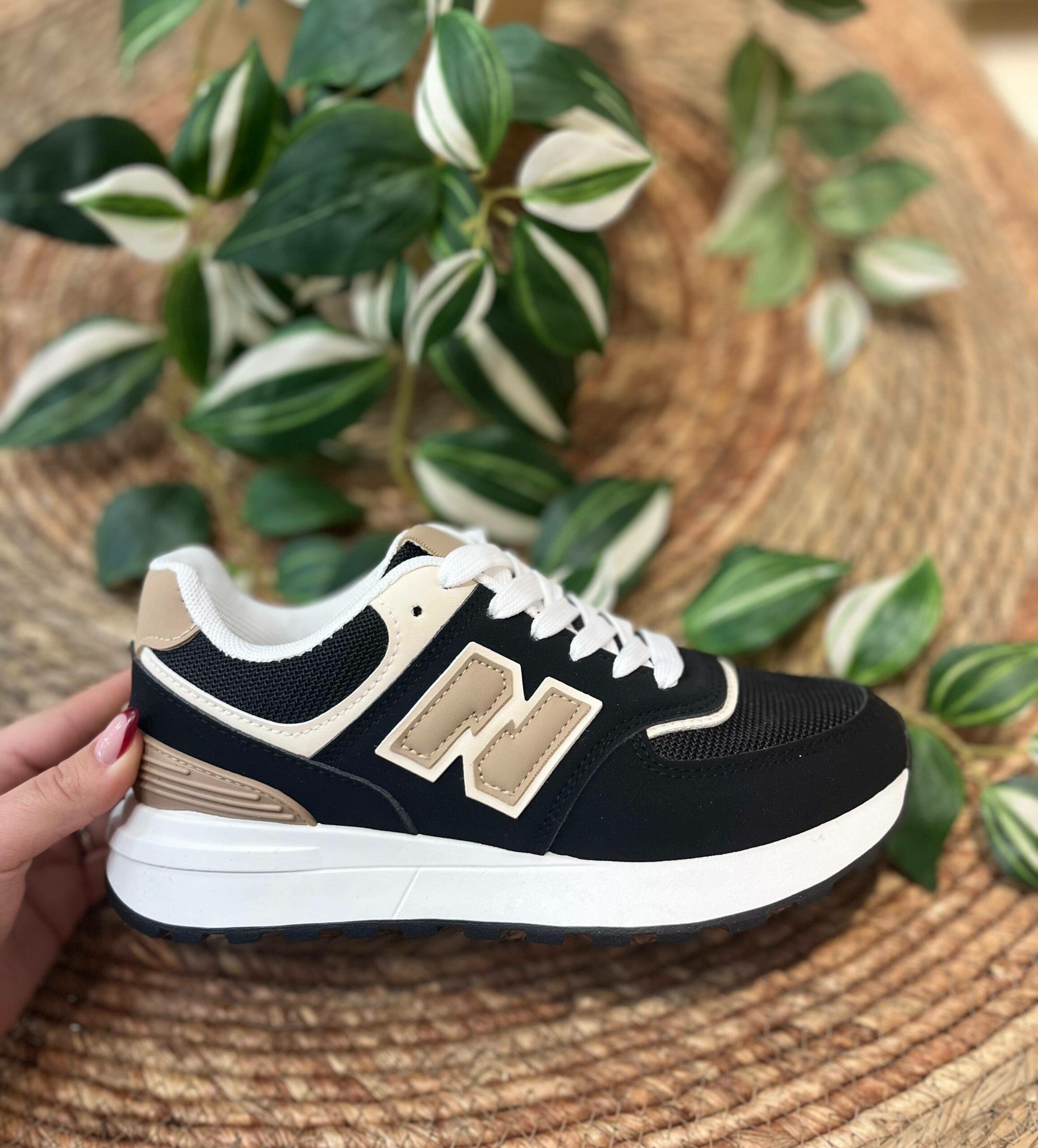 Deportiva de mujer negra y beige con N lateral- CARLOTA