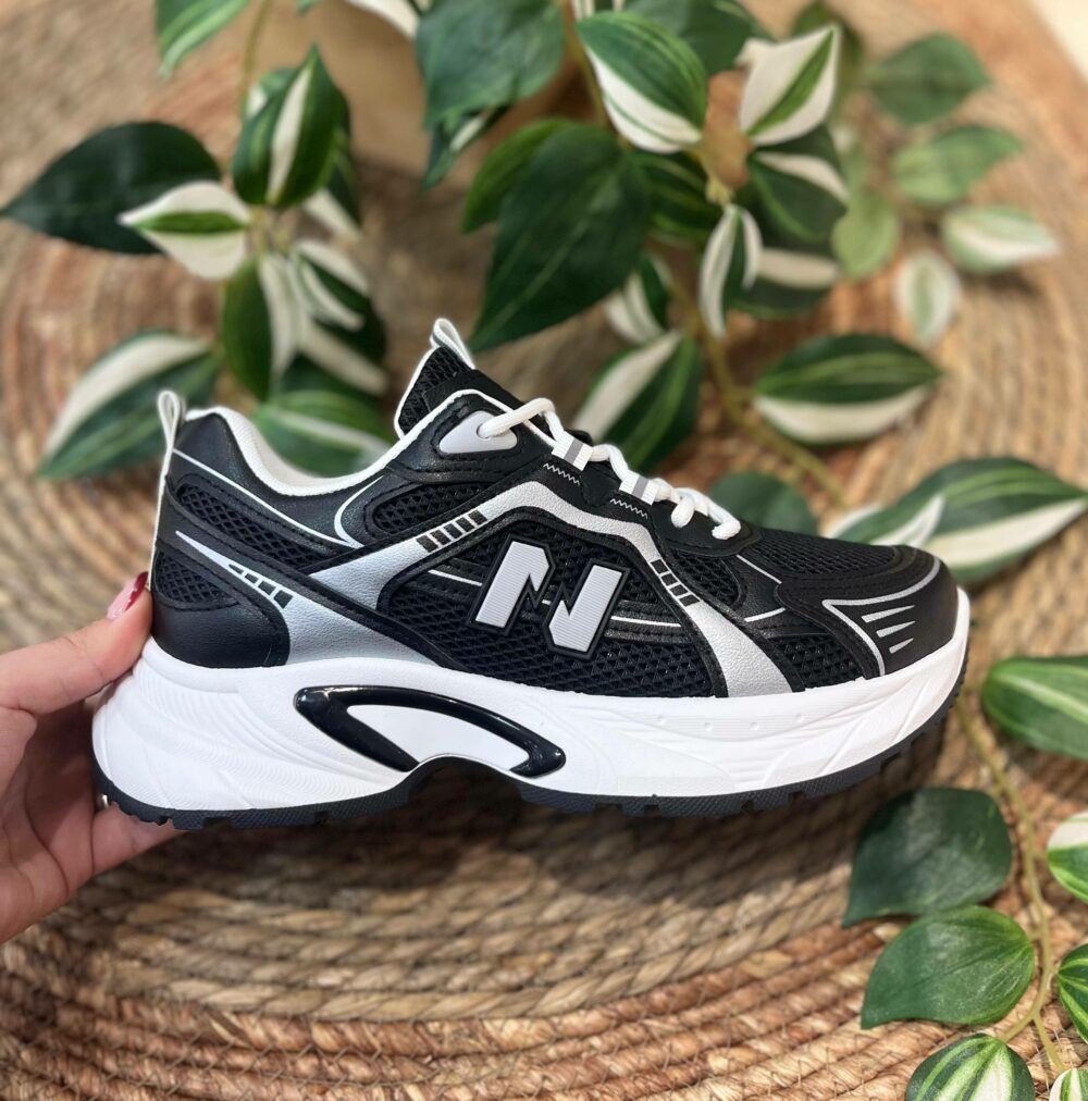 Deportiva de mujer negra y plata con N lateral y suela ancha- MARA