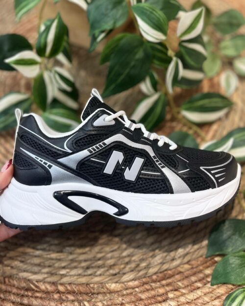 Deportiva de mujer negra y plata con N lateral y suela ancha- MARA