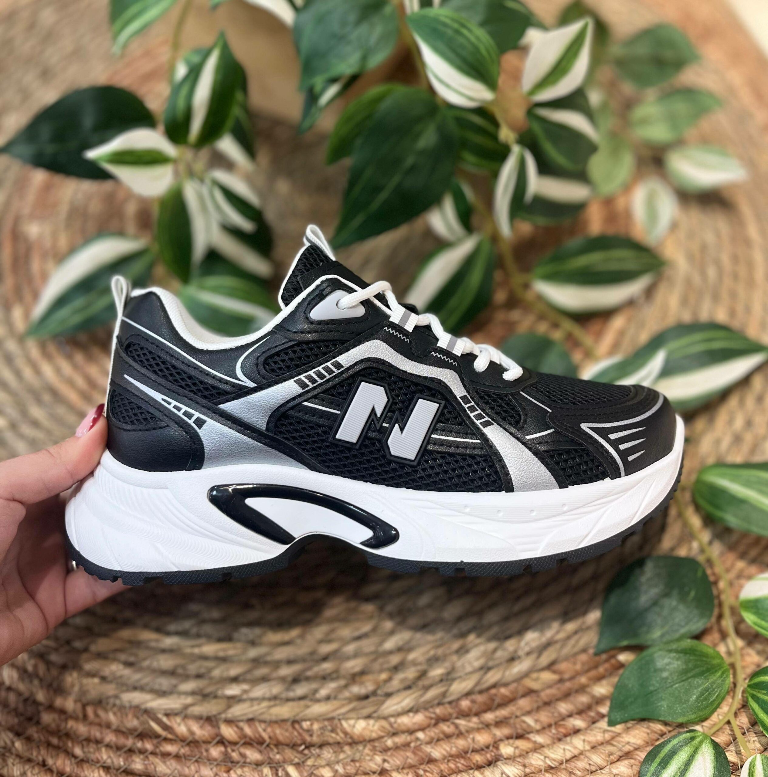 Deportiva de mujer negra y plata con N lateral y suela ancha- MARA