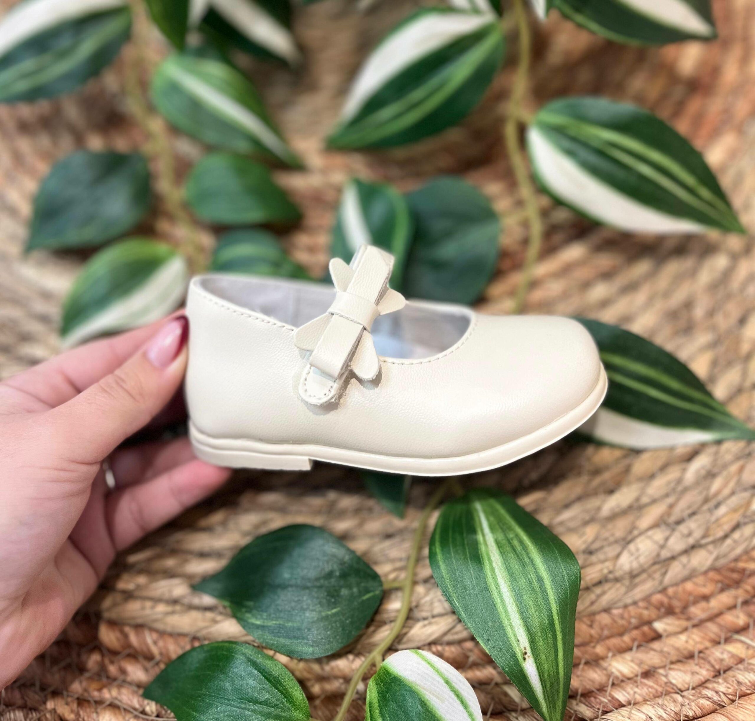 Manoletina niña beige con adorno lazo- MARIETA